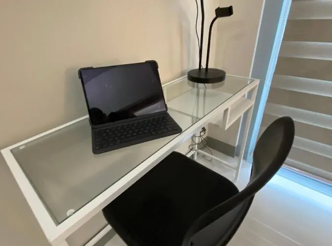 1 Bedroom Uptown Bgc With Balcony