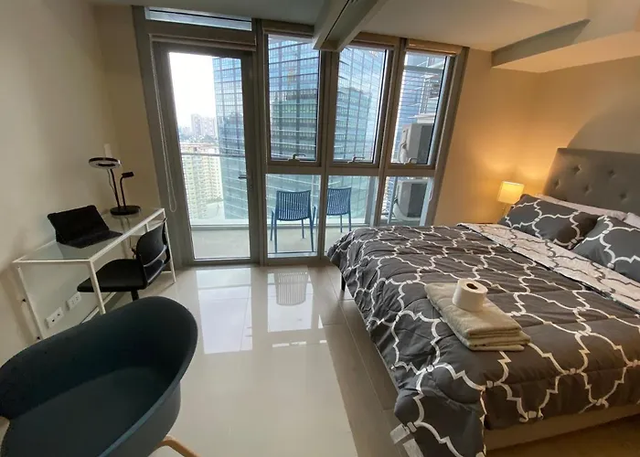 1 Bedroom Uptown Bgc With Balcony