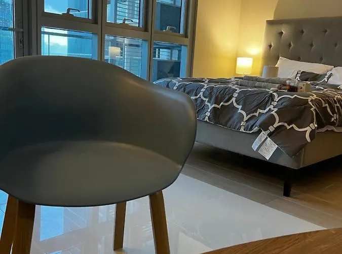 1 Bedroom Uptown Bgc With Balcony Apartment