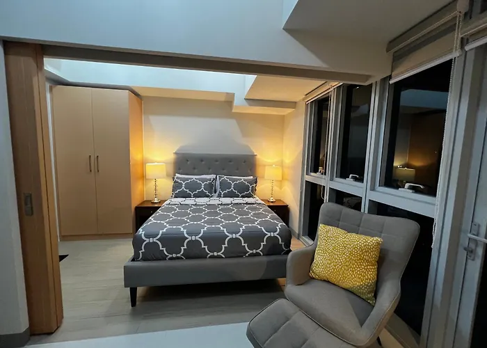 1 Bedroom Uptown Bgc With Balcony Apartment *