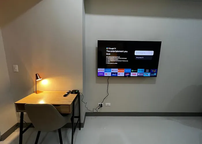 1 Bedroom Uptown Bgc With Balcony Apartment *